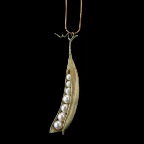 Pea Pod Pendant - 7 Pearls